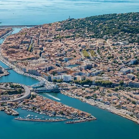 Le Calme A Deux Pas Du Port De Sete