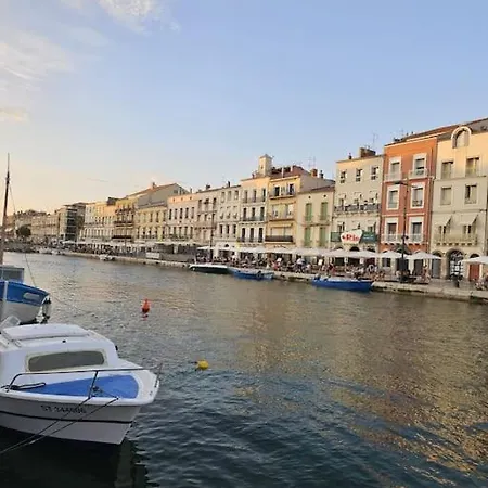 Le Calme A Deux Pas Du Port De *